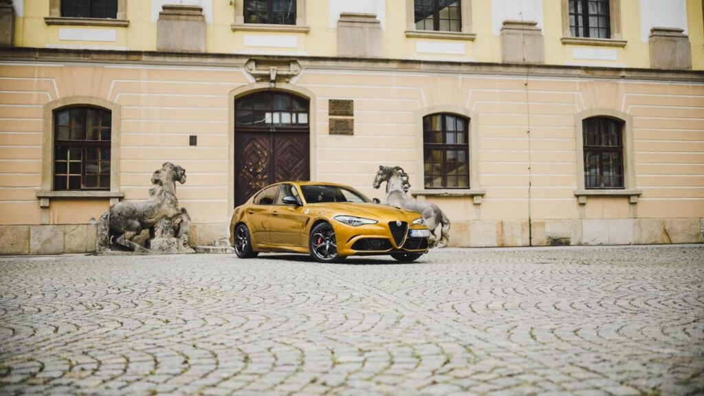 Dziedziniec akademii rycerskiej w Legnicy przyjął Alfę która przeszła detailing w OliCars