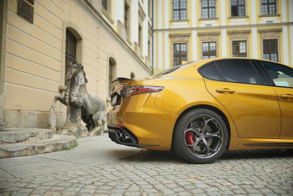 Piękne pasująca sceneria do złotej Alfy Romeo Giulia QV