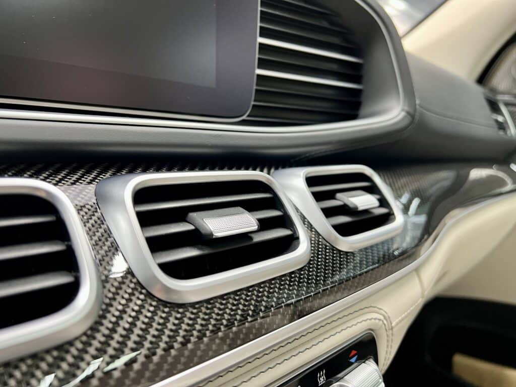 dekory carbonowe w samochodzie