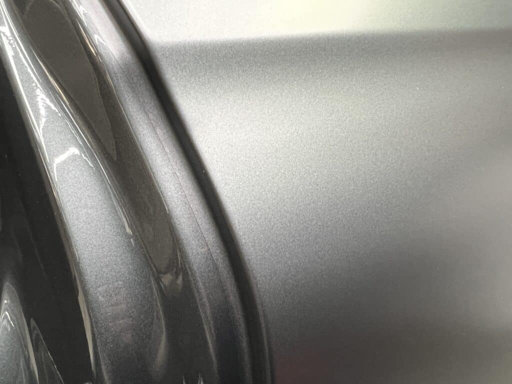 Miejsce połączenia folii z lakierem