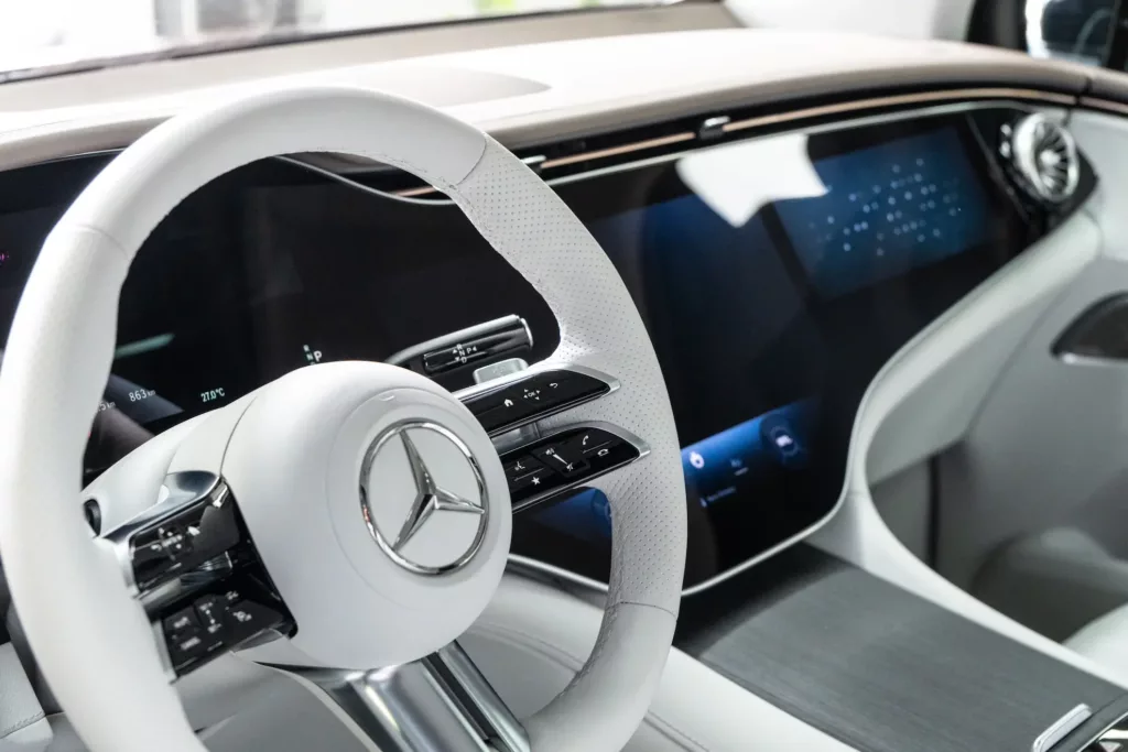 Mercedes EQE białe wnętrze